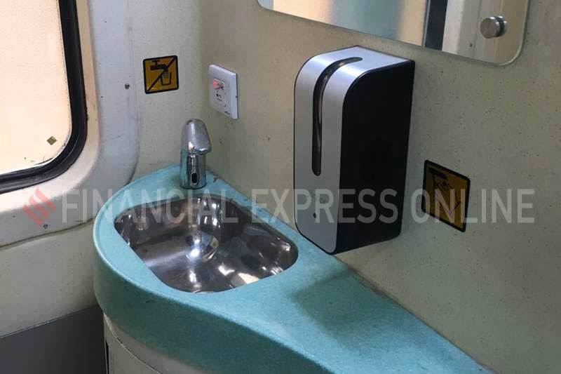 delhi lucknow Tejas Express, train number 12585, train number 12586