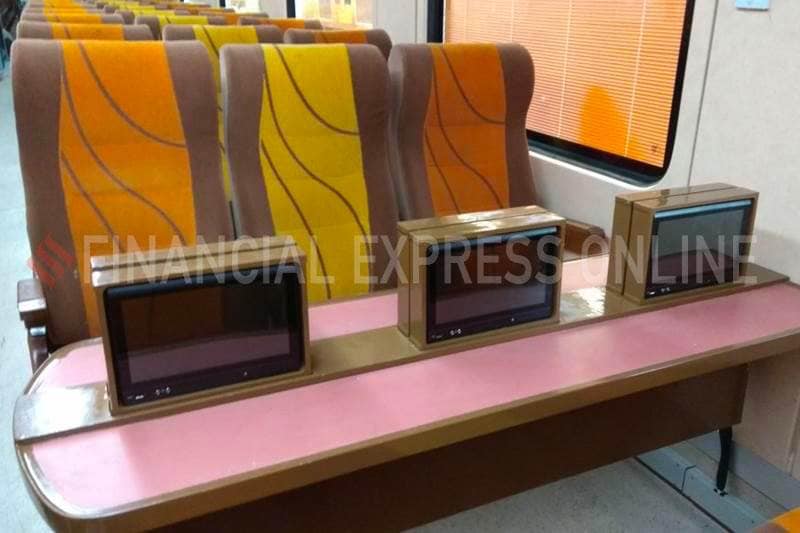 delhi lucknow Tejas Express, train number 12585, train number 12586