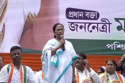 Speaking at the grand rally, Mamata Banerjee also hit out at the center over appointing retired persons as the head of the important institutions of the country. (Twitter Image)
