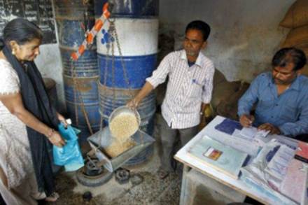 Often, few members of a family migrate to other states, thus depriving them of subsidised foodgrain entitlements under NFSA. (File photo)