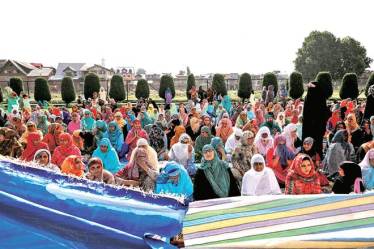 File photo of Kashmiri women offering Eid-al-Adha prayers at a mosque in Srinagar on August 12 (photo: reuters)