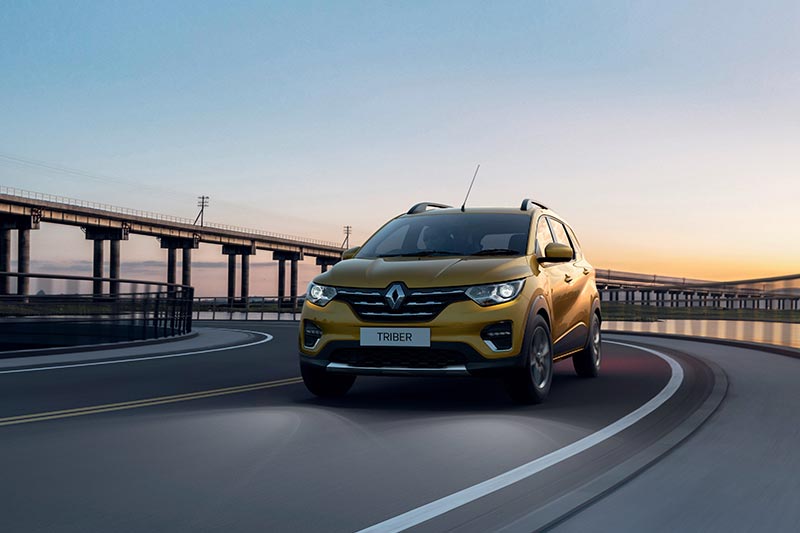 The Renault Triber is a new sub-4-metre 7-seat model which rivals B-segment hatchbacks like the Maruti Suzuki Swift, Hyundai Grand i10 NIOS and the Ford Figo. The Triber comes with projector headlamps, LED DRLs, roof rails, 14-inch alloy wheels and an SUV like exterior styling. The Triber is priced at Rs 4.95 – 6.95 lakh (ex-showroom).