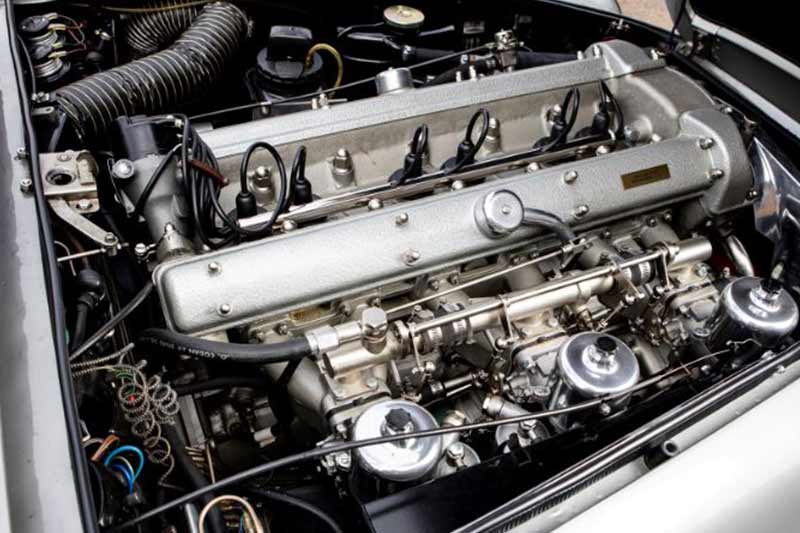 Under the hood, this classic car comes with a 4.0-litre, inline 6-cylinder engine. This 3,995cc engine is capable of churning out 282 hp of power along with 390 Nm of peak torque. This two-door coupe, when it was new, had a claimed top speed of 233 km/h.