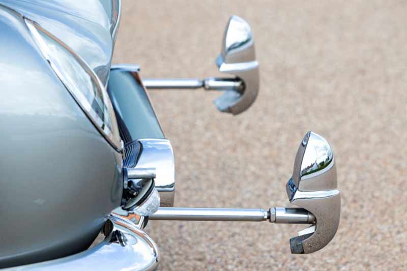 Also included the the list of gadgets are front and rear rams. They extend from the front and the rear bumper of the vehicle and were used to ram another vehicle by James Bond while at the same time ensuring that nothing happens to his car.