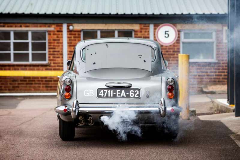 Need to make a quick escape? No problem! This Aston Martin DB5 comes with the smokescreen gadget which releases smoke from the back of the vehicle to create a cloud of smoke and disorients the casing baddy.