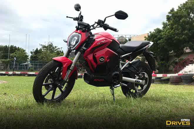 The RV400 offers three ride modes – Eco, City, and Sport. Eco mode restricts top speed at 45 km/h but delivers maximum range of 156 km (ARAI), City mode restricts the speed at 65 km/h and has a range of 80-90 km, and Sport mode allows top speed of 80 km/h and range of about 50-60 km.