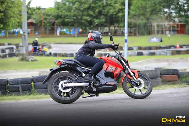 It gets upside down forks up front and a monoshock at the rear, and has 240 mm single disc brakes at both ends. Lighting is all LED, including head, tail lamp, and turn indicators. Instrument cluster is a very informative fully digital unit.