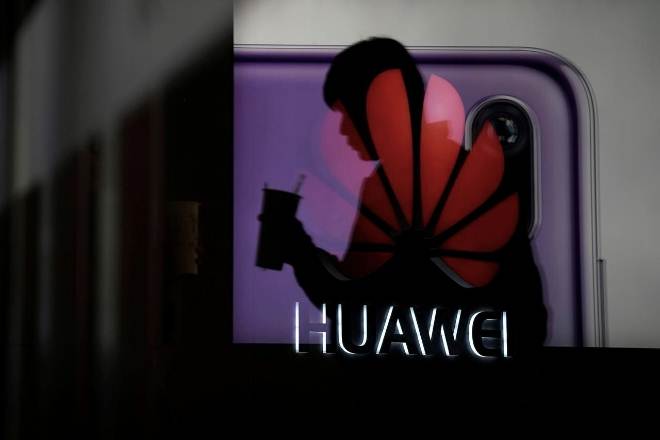 The extension, through Nov. 19, renews an agreement continuing the Chinese company's ability to maintain existing telecommunications networks and provide software updates to Huawei handsets. 