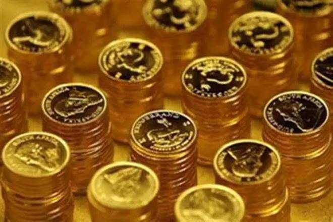 New Zealand's central bank is expected to cut interest rates to a record low of 1.25% on Wednesday, but strong unemployment data released on Tuesday suggests the economy may not be as bad as some had speculated.