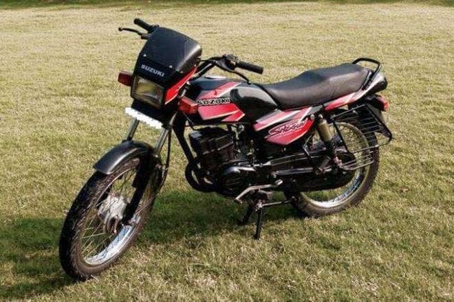 One of the most powerful sub-250cc motorcycles of its time, Suzuki Shogun may be the most popular two-stroke in India. The two-stroke 108cc engine managed 14 bhp, which his an impressive number for a small pot like this. The Shogun was an instant hit with young riders craving speed. It had mad acceleration that helped beat the Yamaha RX-G and the RX135. (Photo: Cartoq)