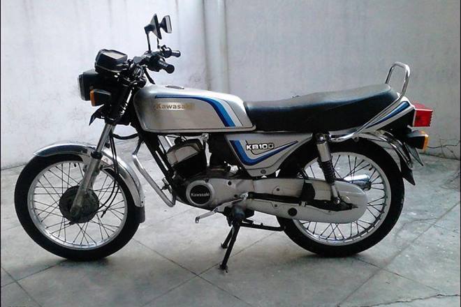 Kawasaki RTZ 125 was launched in competition against the famous Yamaha RX series and the Shogun. Powered by a 125cc 2-stroke engine, the RTZ 125 put out about 12 bhp at 7250 rpm. What set the RTZ apart fro its rivals was its handling and hence it also grew popular for those who were very new to motorcycling. (Pictured here is a KB100, courtesy: TeamBHP)