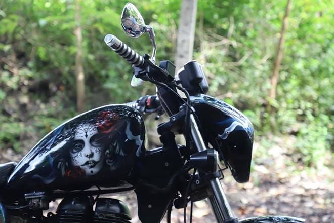 The headlamp set up on this modified Royal Enfield Classic 500 has been replaced with a custom-built one and the handlebar has been upgraded as well for a more comfortable stance. <strong>You may also like: <a href="https://www.financialexpress.com/auto/gallery/modified-royal-enfield-asura-evil-face-on-a-500cc-custom-built-cruiser-must-see/photos/1661623/">Modified Royal Enfield Asura: Evil face on a 500cc custom-built cruiser! Must see</a></strong>