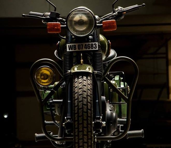 Eimor replaced the stock headlamp with a new retro-looking unit and the front fender has been added with a brass-finish garnish. The crash guard has been mounted with an auxiliary light. Over to the rear, the tail lamp has been given a rectangular shape. (Photo: Eimor Customs)