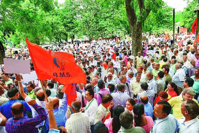MTNL staff, mtnl protest, mtnl salary, MTNL, PMO, CPSE privatisation, BHEL, MTNL, NITI ayog, Department of Telecommunications,