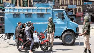 Security personnel divert traffic during restrictions in Srinagar. Normal life remains affected since August 5 due to restrictions and shutdown after Centre abrogated Article 370 (PTI)