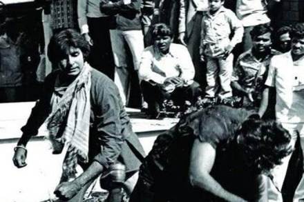 Amitabh Bachchan, Amitabh Bachchan viral video, Amitabh Bachchan award, amitabh bachchan twitter, amitabh bachchan coolie, amitabh bachchan coolie accident, amitabh bachchan coolie incident, amitabh bachchan hospitalized