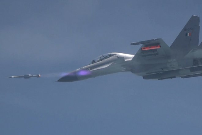 Deadly weapon! IAF successfully test-fires air-to-air missile Astra ...