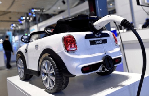 Carmakers near CO2 cliff-edge in electrification race