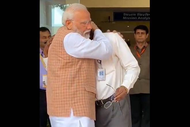 PM Modi hugs K Sivan, Prime Minister Narendra Modi, PM Modi huggin K sivan, PM Modi K Sivan hug video, PM Modi video hugging K sivan, Watch PM Modi video hugging K sivan, PM Modi hugs k sivan after speech form ISRO centre , PM Modi speech, PM modi speech from ISRO center, PM Modi to ISRO, PM Modi about ISRO, PM Modi parising ISRO, PM Modi speech about Chandrayyan 2, Chandrayaan 2 PM Modi speech , PM Modi about Chandrayaan 2 communication laoss, what PM Modi said about Chandrayaan 2, what PM Modi said about ISRO, ISRO center, PM Modi live, PM Modi speech live, ISRO centre