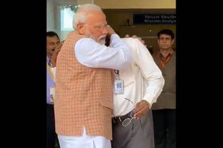PM Modi hugs K Sivan, Prime Minister Narendra Modi, PM Modi huggin K sivan, PM Modi K Sivan hug video, PM Modi video hugging K sivan, Watch PM Modi video hugging K sivan, PM Modi hugs k sivan after speech form ISRO centre , PM Modi speech, PM modi speech from ISRO center, PM Modi to ISRO, PM Modi about ISRO, PM Modi parising ISRO, PM Modi speech about Chandrayyan 2, Chandrayaan 2 PM Modi speech , PM Modi about Chandrayaan 2 communication laoss, what PM Modi said about Chandrayaan 2, what PM Modi said about ISRO, ISRO center, PM Modi live, PM Modi speech live, ISRO centre