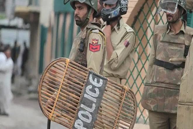 Kashmir, Jammu and Kashmir, Omar Abdullah, Mehbooba Mufti, Farooq Abdullah, security forces in kashmir