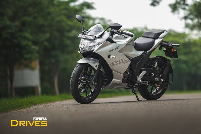 Design: The Gixxer SF series is meant to take after the GSX-R series of big bikes in Suzuki's lineup. But the good thing is that it does not literally, like the Intruder does. It takes after its elder siblings but in a very subtle way – you can see some of the big GSX-R in its nose and some of Burgman as well. The motorcycle delivers on the sports-bike appeal that it promised. Point is: It looks great. [Specs: LED headlamp, LED tail lamp, fully digital instrument cluster]