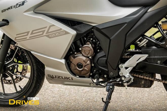 Engine refinement: The 2019 Gixxer SF 250's single-pot engine is rather a refined one with minimal vibrations and doesn't feel under a lot of stress on high speeds either. The engine has Suzuki's SOCS oil-cooling tech which the manufacturer says helps is weight reduction of the engine block and hence the motorcycle while also allowing a higher RPM count. [Specs: Engine 249cc 4-Stroke, 1-Cylinder, oil-cooled, Power 26.5 hp @ 9000rpm, Torque 22.6 Nm @ 7500rpm, Fuel-injected, 6-speed transmission]