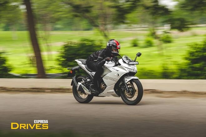Top speed & fuel efficiency: The Gixxer SF 250 is capable of top speeds of up to 155 km/h which is a mighty good number for a single-cylinder quarter-litre. Despite a comparatively higher revving engine, Suzuki claims fuel economy of 38.5 kmpl thanks to the SOCS cooling system, which it says improves engine performance and efficiency. It will deliver a combined fuel efficiency of about 32-35 kmpl with city and highway riding combined. [Specs: Fuel tank capacity 12 litres]
