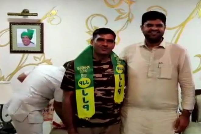 Tej Bahadur Yadav, BSF constable, JJP, Dushyant Chautala, INLD, haryana polls, Indian National Lok Dal, OP Chautala, haryana elections, Tej Bahadur Yadav BSF Tej Bahadur Yadav, BSF constable, JJP, Dushyant Chautala, INLD, haryana polls, Indian National Lok Dal, OP Chautala, haryana elections, Tej Bahadur Yadav BSF