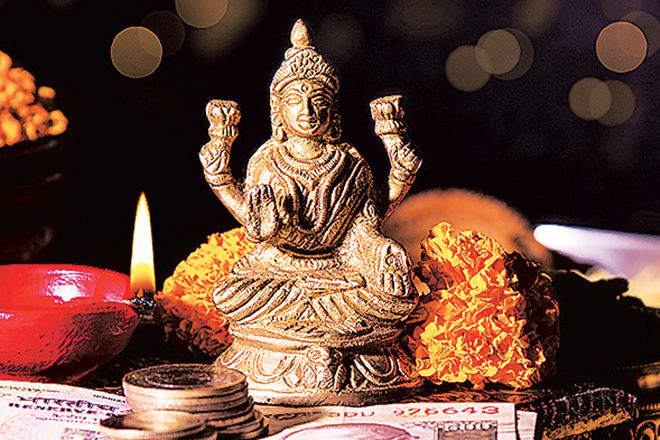 After having sweets, Sindhis light earthen lamps and keep their houses open throughout the night to welcome the Goddess of wealth.