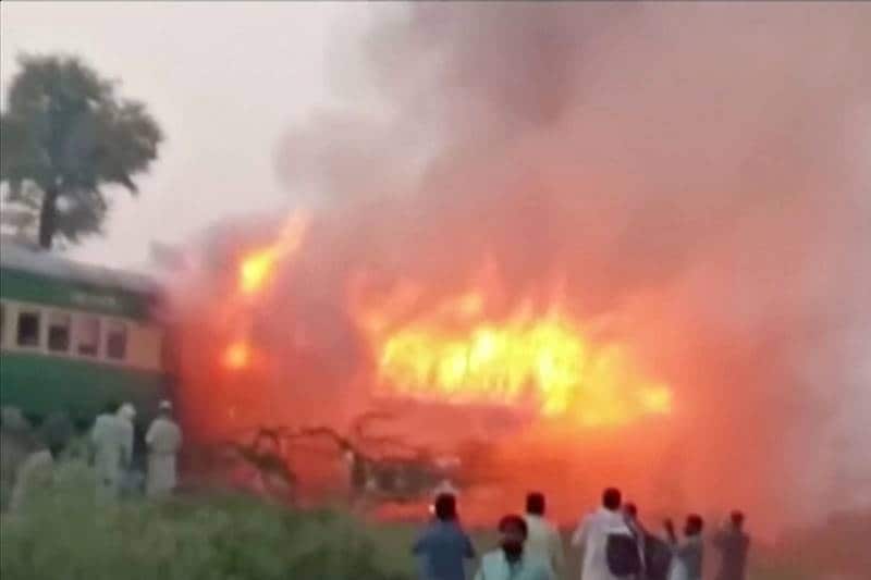 pakistan, pakistan train, Rawalpindi express, Tezgam Express, jammu kashmir, lahore to islamabad distance, lahore to Karachi, abohar weather, pakistan train accident, pakistan train fire