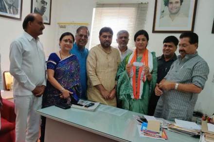 Former AAP MLA Alka Lamba joins Congress. 