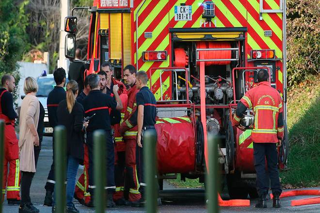 Local residents and firemen stand next to a fire truck after an incident at a mosque in Bayonne, southwestern France. (Photo: AP)

