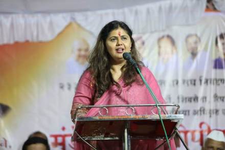 BJP leader Pankaja Munde faints during rally in Beed. BJP leader Pankaja Munde faints during rally in Beed.