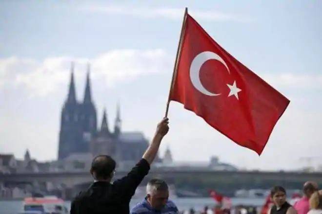 Erdogan, who like Trump faces political difficulties at home, wants to create a buffer zone stretching 30 kilometres (20 miles) from the border into Syrian territory. Erdogan, who like Trump faces political difficulties at home, wants to create a buffer zone stretching 30 kilometres (20 miles) from the border into Syrian territory.