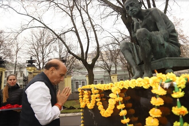 Raksha Mantri Shri Rajnath Singh paying floral tributes to Father of the Nation Mahatma Gandhi at the premises of Embassy of India in Moscow, Russia on Tuesday, November 05, 2019.