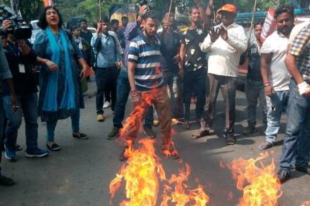 The party also burnt the effigy of Rahul Gandhi at Bidhan Bhawan near Entally. (Image: BJP)