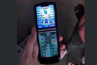 The thing that most users will love about this smartphone is the surprise from Motorola which will allow users to apply the retro theme of the original phone