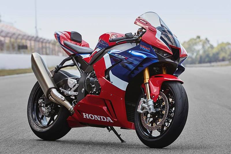 Honda CBR1000RR-R Fireblade - At the 2019 EICMA, Honda has taken the wraps off the new CBR1000RR-R Fireblade which looks absolutely striking, to say the least. The bike is a major departure compared to the outgoing model and with the 2020 model, the Fireblade has now entered the 200hp club. The new model is Euro-V compliant and the engine is good for producing respective power and torque outputs of an impressive 214hp and 113Nm. Honda Motorcycle and Scooter India has recently announced that it will start manufacturing selected big bikes in India and the new Fireblade might be one of them.