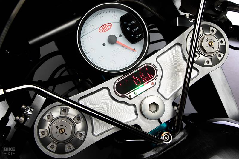 Joel at Custom Bike Electrics and Restorations in Willetton had the task of wiring in all aftermarket electrical parts. It included a set of Kellermann turn signals, a Motogadget motoscope mini speedo and SAAS tacho, and new switches. (Source: Bikeexif)