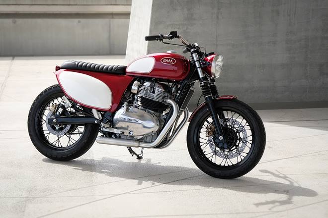 Gallinella: Built by BAAK Motocyclette for presentation at Wheels and Waves 2019, Gallinella brings back the elegance of the original "bathtub" style fairing but with a sleek and modern interpretation. Where the originals were heavy feeling, Gallinella plays with the easy accessibility of the Interceptor 650 Twin to make a dynamic work of art. The hand beaten aluminium rear fairing is complemented with wide bars and impeccable detailing to make a build that is uniquely refined and dynamic.