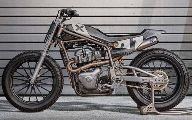 Twins FT : A flat track style factory custom-build made in collaboration with Harris Performance. It has a bespoke frame made specifically for Flat Track racing. All other chassis parts have been developed specifically for this bike by Harris, including the front forks, and are connected to the track by RSD rims and Dunlop flat track tyres. S&S silencers and big bore kit complement the bespoke chassis with proven performance in the flat track arena.