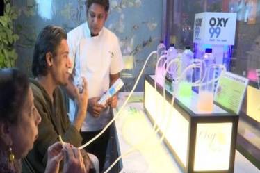 Air pollution in delhi, Oxygen bar,Oxy Pure,Delhi air pollution , air pollution,Delhi CM Arvind Kejriwal ,Spearmint, peppermint, cinnamon,orange,lemongrass,eucalyptus,lavender, Aryavir Kumar,pure oxygen, Select City Walk mall,