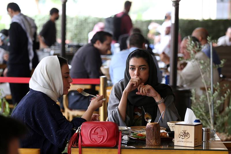 Saudi Arabia, Saudi, Saudi Arabia restaurants, restaurants in Saudi, Saudi lifts ban on restaurants, women in saudi, women in saudi arabia