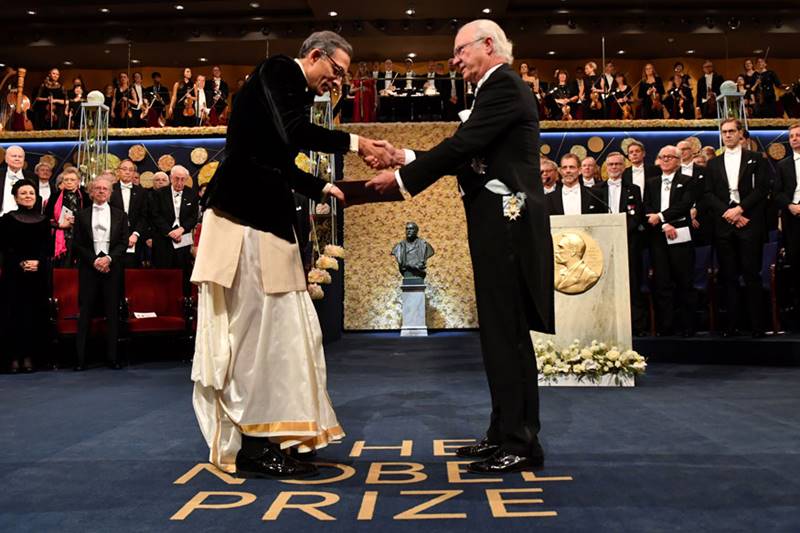 abhijit banerjee, abhijit banerjee in dhoti, abhijit banerjee in traditional dress, esther duflo, esther duflo in saree, nobel prize, nobel prize 2019, nobel prize for economics