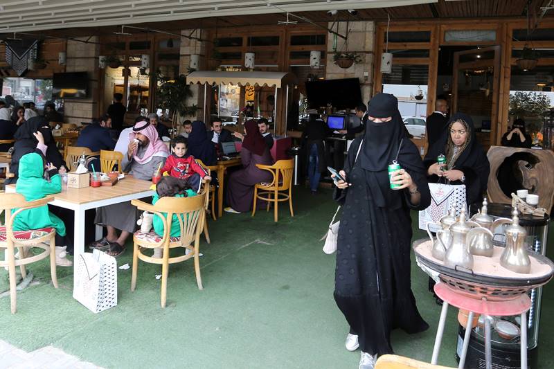Saudi Arabia, Saudi, Saudi Arabia restaurants, restaurants in Saudi, Saudi lifts ban on restaurants, women in saudi, women in saudi arabia