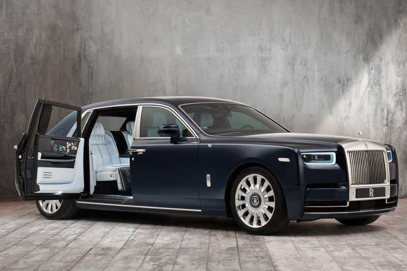 The patron’s family, played a major role in speccing up the car. His wife designed the umbrellas while his daughter Magnolia chose the Peacock blue exterior colour of the car.