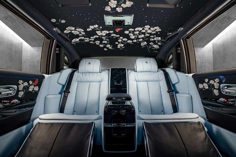 The Rolls-Royce Bespoke Collective comprising designers, craftspeople and engineers have been able to create a vision of flowers, by ONE MILLION EMBROIDERED STITCHES to create the floral ambience in the cabin of the car.