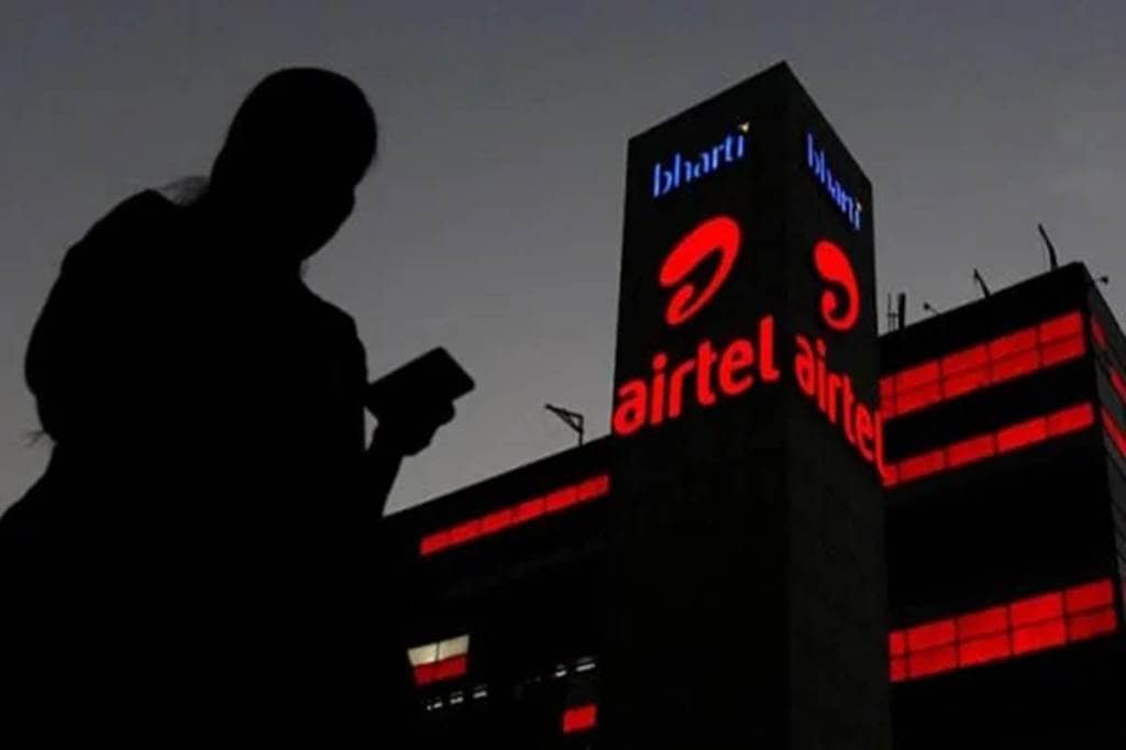 Bharti Airtel hits 52-week high in second straight session; should investors buy or sell?