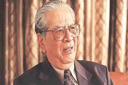 As an actor, his roles in Marathi plays such as "Natsamrat" and "Himalayachi Saoli", and films such as "Pinjra" made him popular.